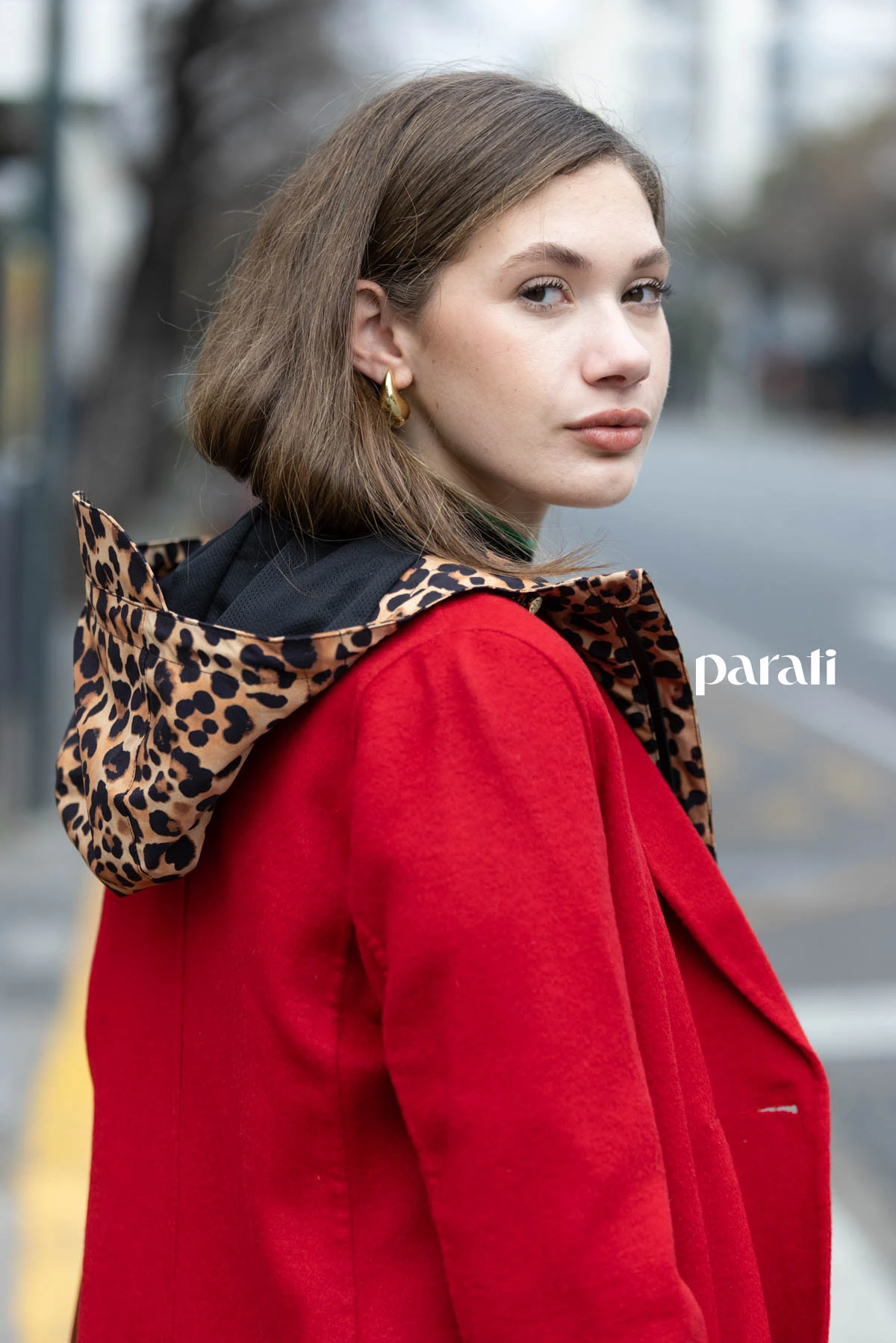 Tapado de lana rojo, cruzado @perramusoficial, campera animal print @hunterbootsar, suéter polera de lana negra @boliviauniverso, pantalón de ecocuero negro @mishkabuenosaires, botas marrones capellada tejida @mishkabuenosaires. Mini bag de cuero marrón @mishkabuenosaires, aros gota dorados @ritace.accesorios.
