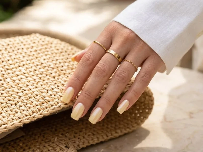 Glazed butter nails: la manicura amarillo manteca con efecto glaseado que ilumina las manos
