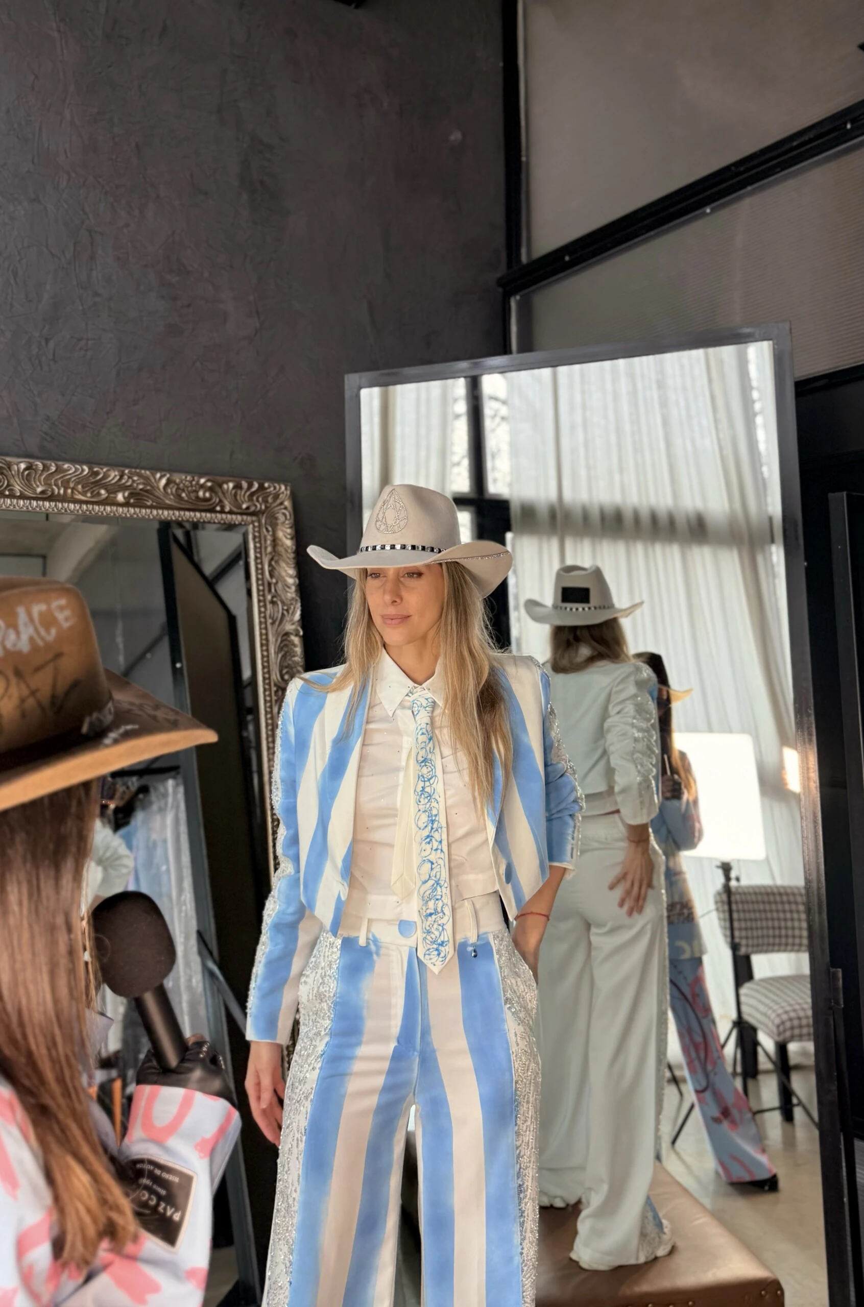 Conjunto de saco y pantalón a rayas celeste y blanco pintado de manera artesanal. 