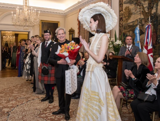 La consigna de moda: crean “Un tocado para la Reina”, el desafío que une a Isabel II con el diseño argentino