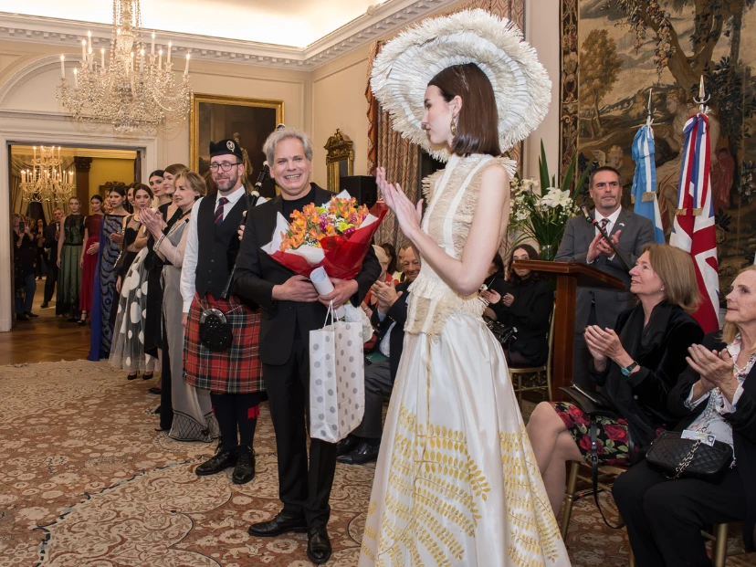 La consigna de moda: crean “Un tocado para la Reina”, el desafío que une a Isabel II con el diseño argentino