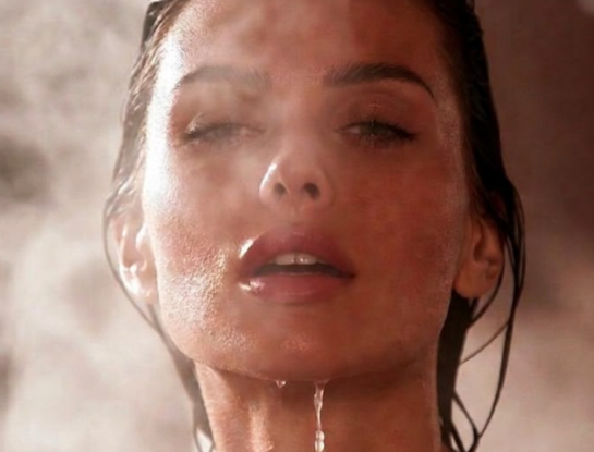"Las duchas demasiado calientes pueden resecar e irritar la piel": una dermatóloga explica cómo cuidarla en invierno