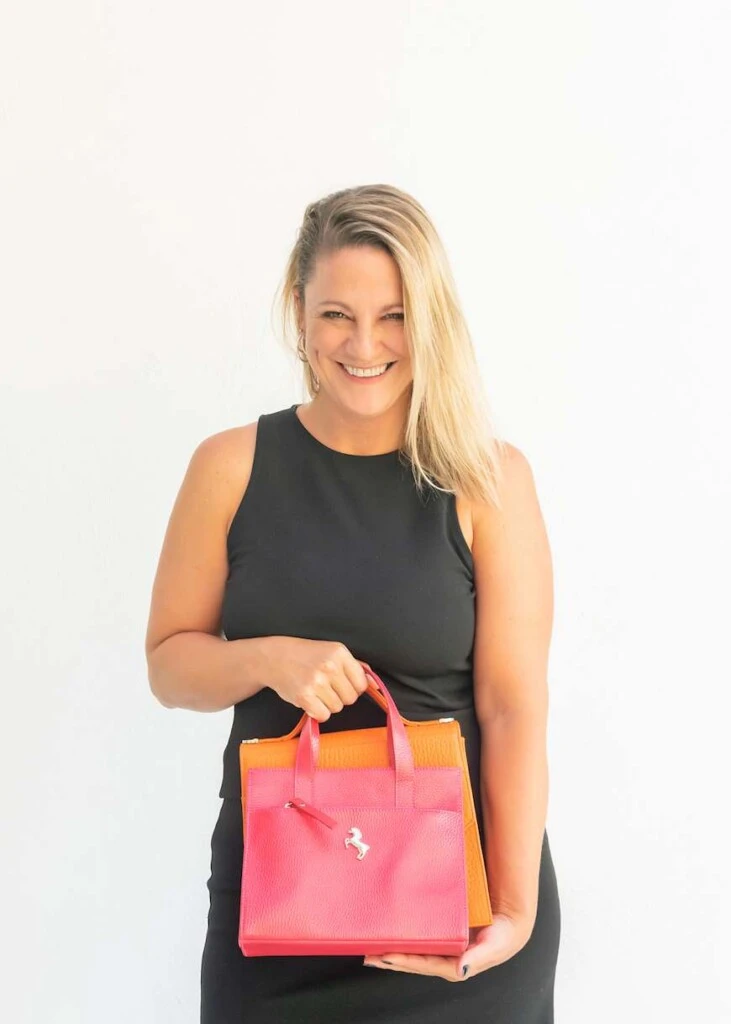 Lía Protto presenta dos modelos de carteras Tentroya en una producción de moda con diseño argentino.