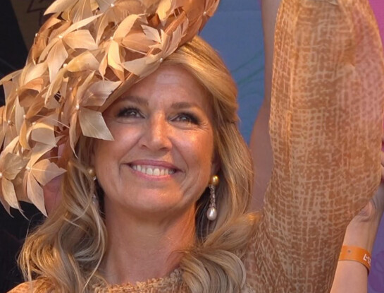 Máxima impactó con un sofisticado look y un tocado que se robó todas las miradas en el WorldPride de Ámsterdam