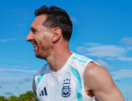 Video: la reacción de Messi cuando la seguridad abrió la valija de Cuti Romero y encontró un objeto inesperado