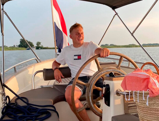 Quién era Mark Lensink, el joven que murió en las Cataratas del Iguazú: tenía 26 años, amaba navegar y viajaba con su novia