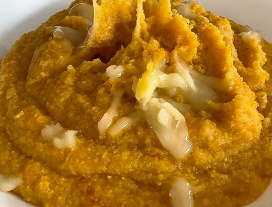 Polenta cremosa de zapallo, curry y queso: un plato fácil y nutritivo que se prepara en pocos minutos