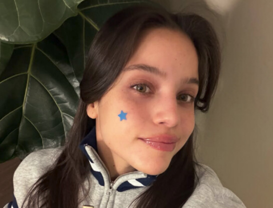 Alerta tendencia: Emilia Mernes confirma el regreso del accesorio más icónico de los 2000