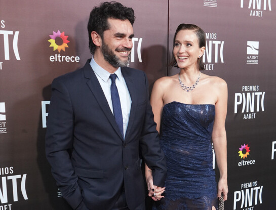 En los Premios PINTI 2026, Brenda Gandini y Gonzalo Heredia impactaron con looks coordinados en el color más elegante de la temporada