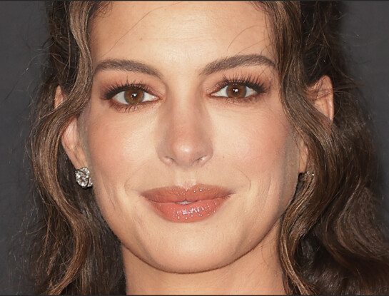 Anne Hathaway impone el latte makeup: el maquillaje cálido que será tendencia esta temporada