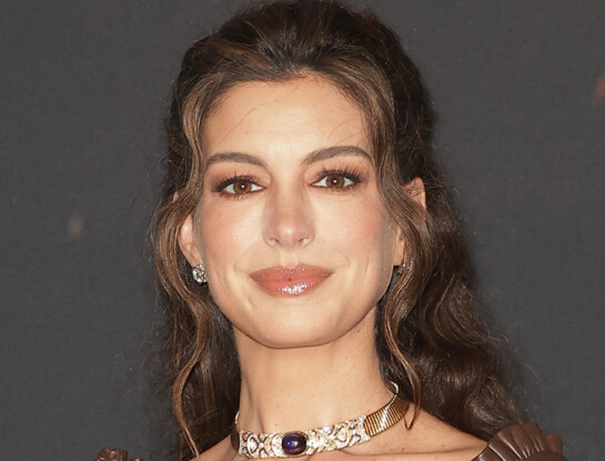 Anne Hathaway deslumbró con un sofisticado vestido chocolate que confirma el color más elegante de la temporada