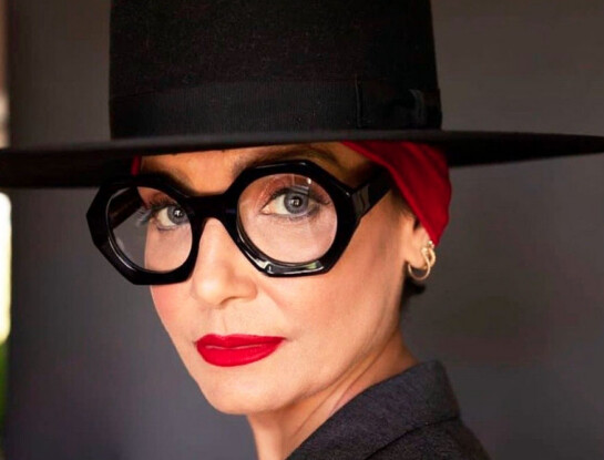 Secretos de la editora de moda: por qué los anteojos de lectura son el accesorio que más transforma un look