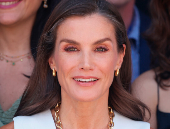 Letizia Ortiz dio cátedra de estilo con la prenda que vas a querer tener el próximo verano: versátil, elegante y súper chic