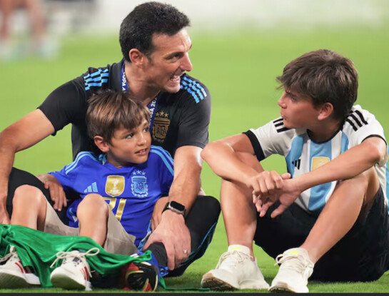 Así están hoy Ian y Noah, los hijos de Lionel Scaloni, tras el emocionante triunfo de Argentina ante Egipto