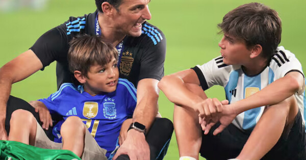 Esta é a aparência dos filhos de Lionel Scaloni, Ian e Noah, hoje, após a emocionante vitória da Argentina sobre o Egito