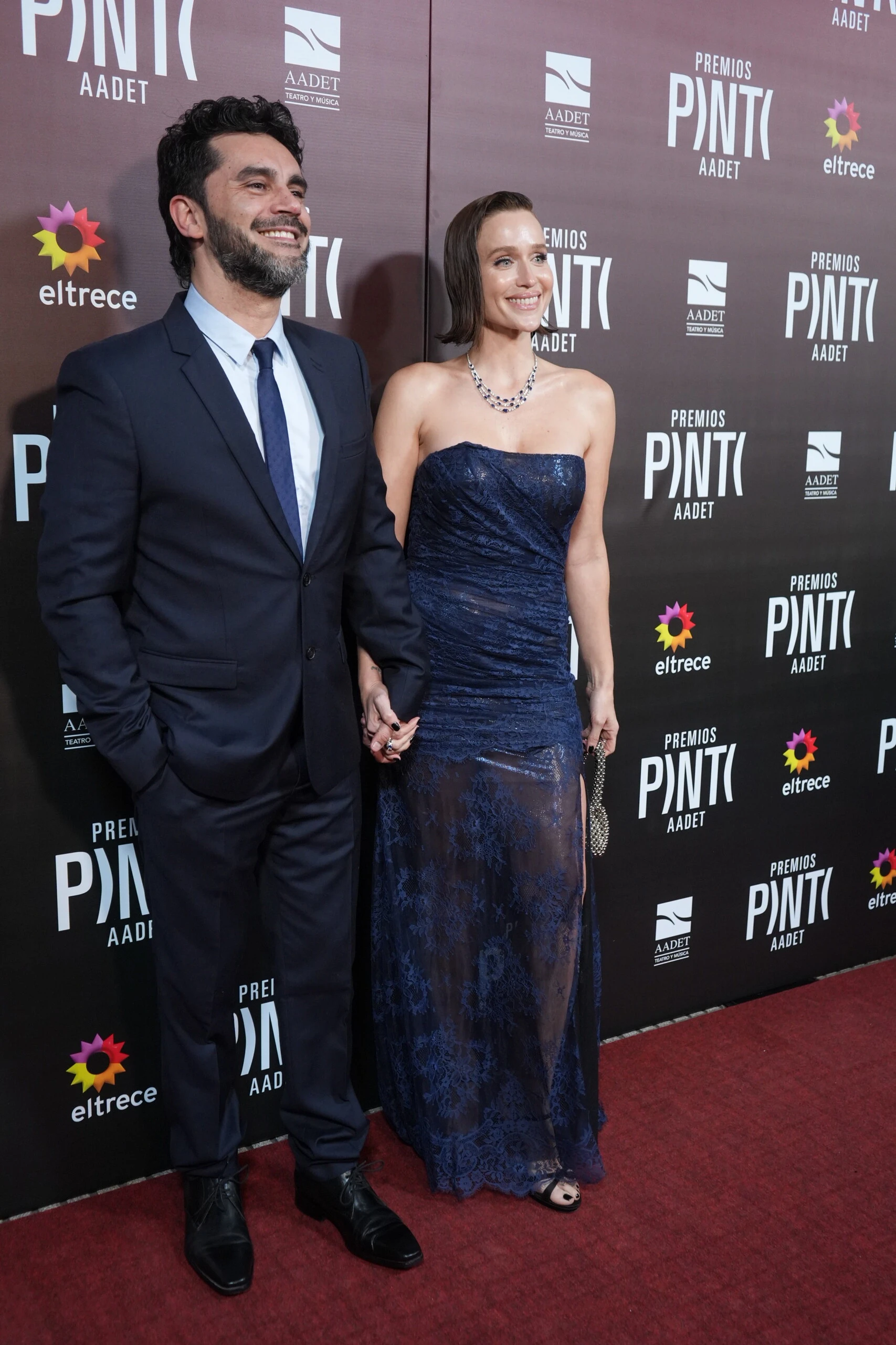 Gonzalo Heredia y Brenda Gandini vestida por Camila Romano y joyas Jean Pierre. 
