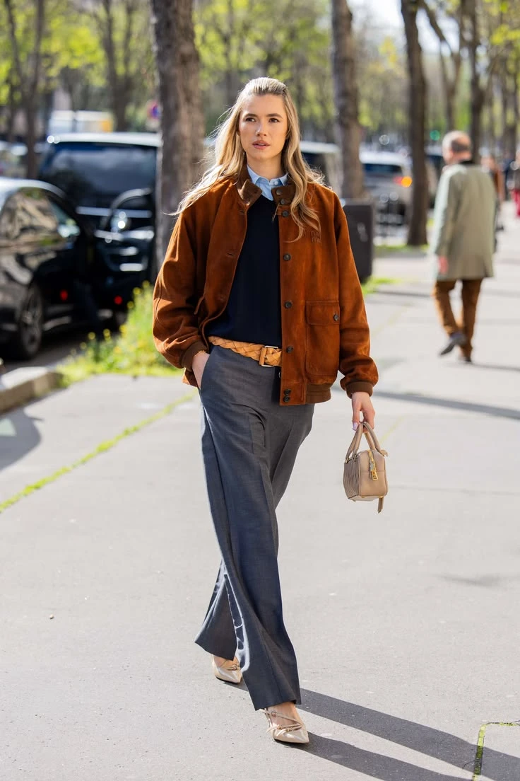 Guía de estilo: los flare jeans siguen en tendencia y así se combinan
