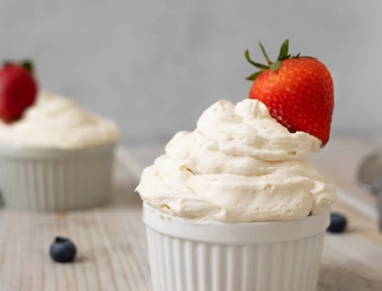 Qué hacer con la crema batida que sobró: mousse proteica de vainilla para el postre
