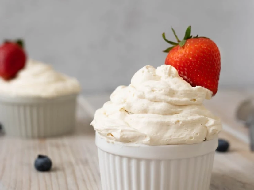 Qué hacer con la crema batida que sobró: mousse proteica de vainilla para el postre