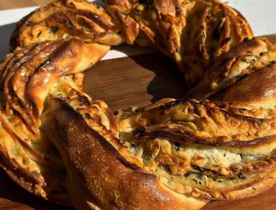 Rosca salada de parmesano, albahaca y ajo: la receta ideal para compartir durante el partido Argentina-Suiza