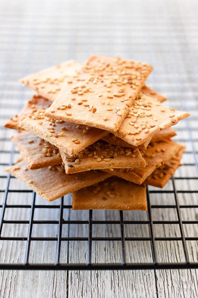 Galletitas de queso y semillas de sésamo. Foto: Pinterest