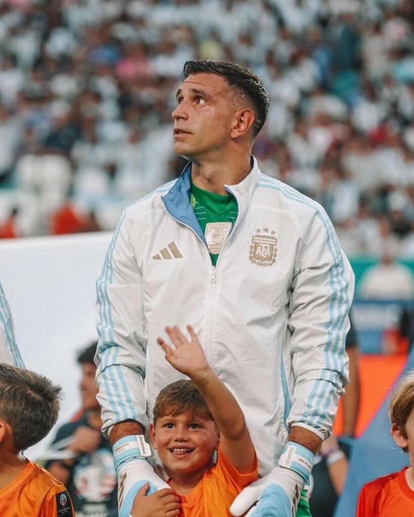 “Tuviste que tomar una de las decisiones más difíciles de tu carrera”: el conmovedor mensaje de Mandinha Martínez para el Dibu tras el Mundial