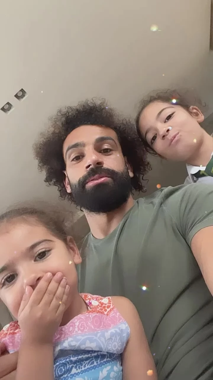 Mohamed Salah enfrenta a la Argentina, pero fuera de la cancha protagoniza una historia de amor de película