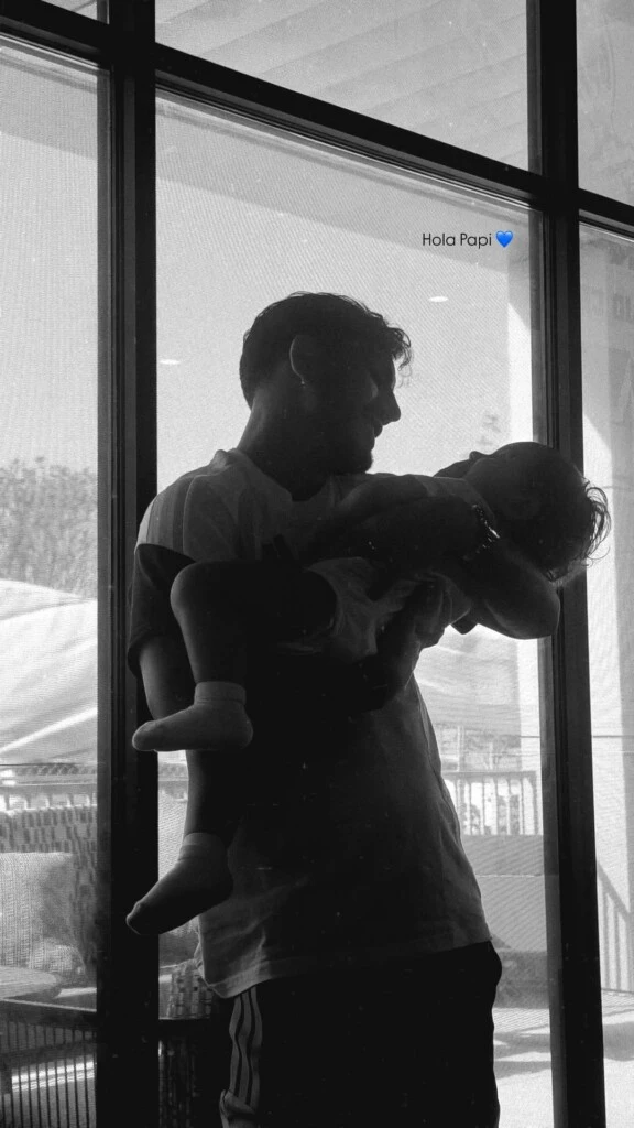 A través de sus historias de Instagram, Camila Galante publicó una imagen en la que se ve a Leandro Paredes sosteniendo en brazos a Lautaro, el menor de sus hijos, nacido en marzo de 2025.