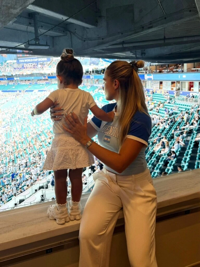 La empresaria asistió al partido de la Selección Argentina en el estadio de Miami junto a su hija Olivia Agüero y ambas conquistaron las redes con looks coordinados, cómodos y repletos de guiños albicelestes.
