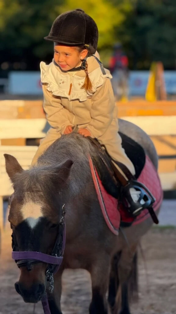 Sarah deslumbró con un conjunto en tono beige confeccionado en un tejido de abrigo, compuesto por una campera con cierre frontal y un pantalón al tono.