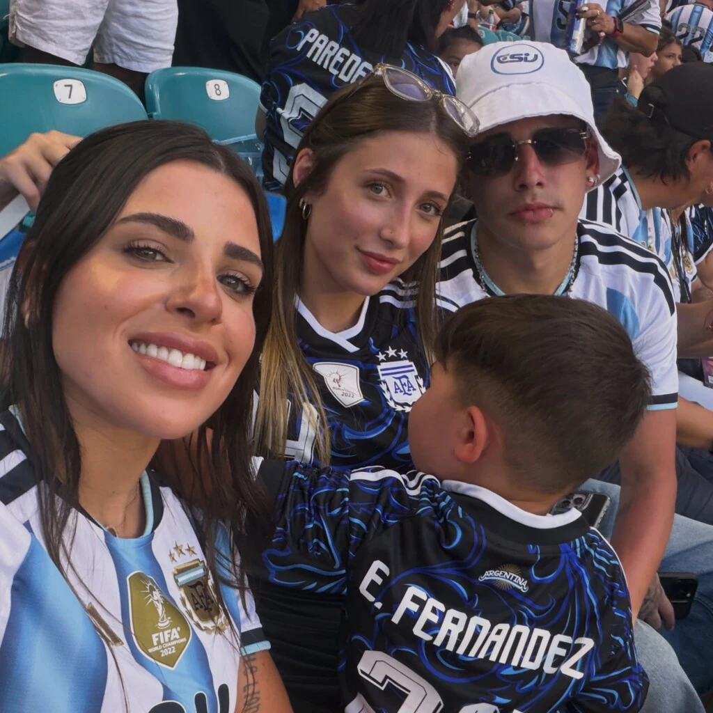 La influencer publicó selfies familiares en las que todos aparecían siguiendo cada jugada con gestos de preocupación, mientras su hijo menor observaba atentamente el partido.