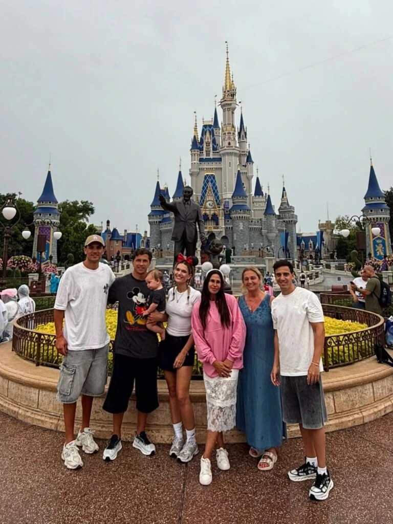 Uno de los momentos más emotivos fue el espectáculo nocturno de fuegos artificiales sobre el castillo, una postal inolvidable que disfrutaron en familia y que también compartieron junto a Carolina Baldini y otros integrantes de su entorno.