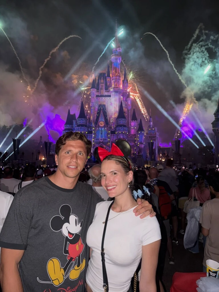  En varias postales se los ve posando frente al icónico castillo de Disney, con accesorios temáticos: Gianluca lució una remera de Mickey Mouse, mientras que Eva llevó las clásicas orejas de Minnie.