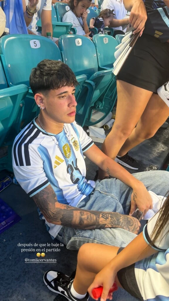 La influencer publicó una foto de Tomás Cervantes completamente agotado, sentado en la tribuna con la mirada perdida.
