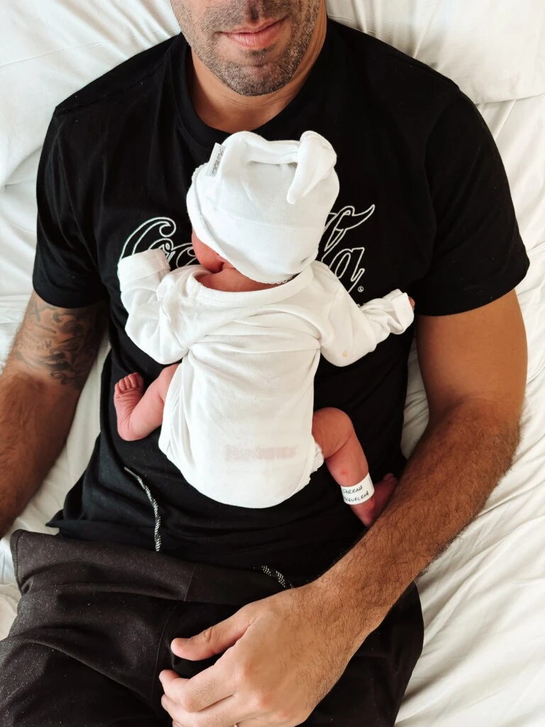 Julieta mostró imágenes nunca vistas del parto y de las primeras horas de vida de Serena. Con mucho humor, eligió escribir el mensaje como si estuviera narrado por su hija.