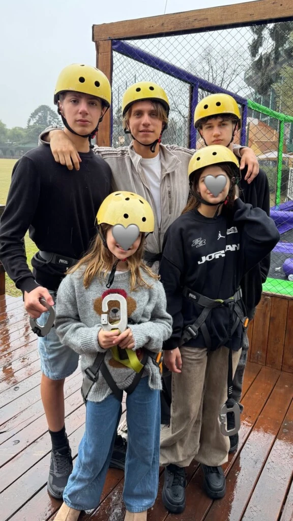 Los chicos utilizaron cascos y arneses para recorrer circuitos de altura, escalar, trepar y atravesar distintos obstáculos que ponían a prueba su equilibrio y destreza.