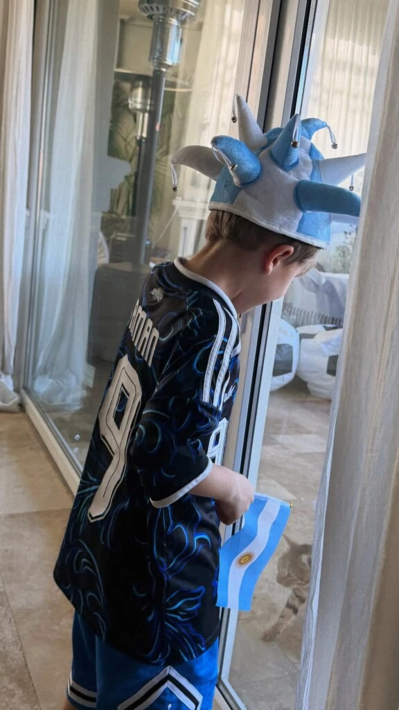 El pequeño lució la camiseta alternativa del conjunto argentino, un sombrero con tiras en los colores celeste y blanco y un banderín que sostenía con entusiasmo.