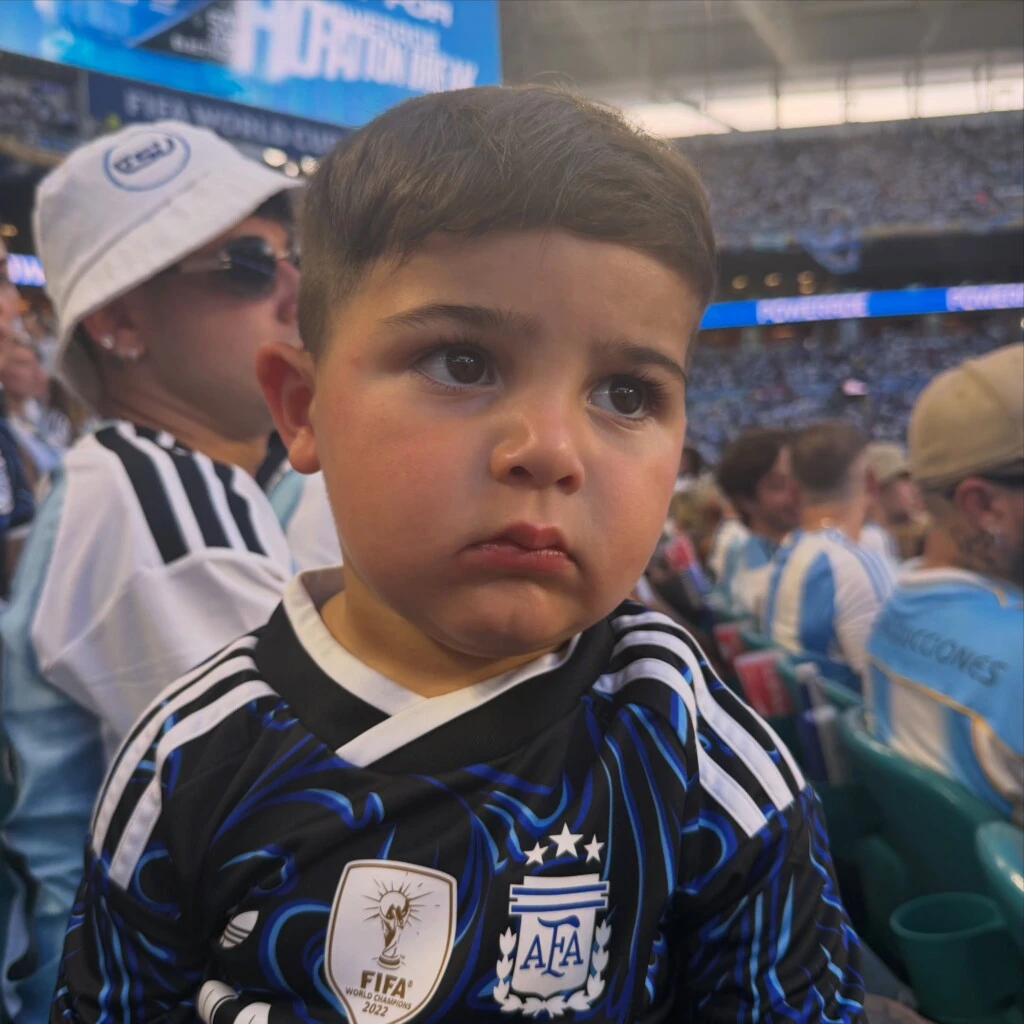Compartió imágenes del ingreso al estadio junto a su hijo Benjamín, además de distintas postales del campo de juego y de la presentación de Enzo Fernández en las pantallas gigantes.