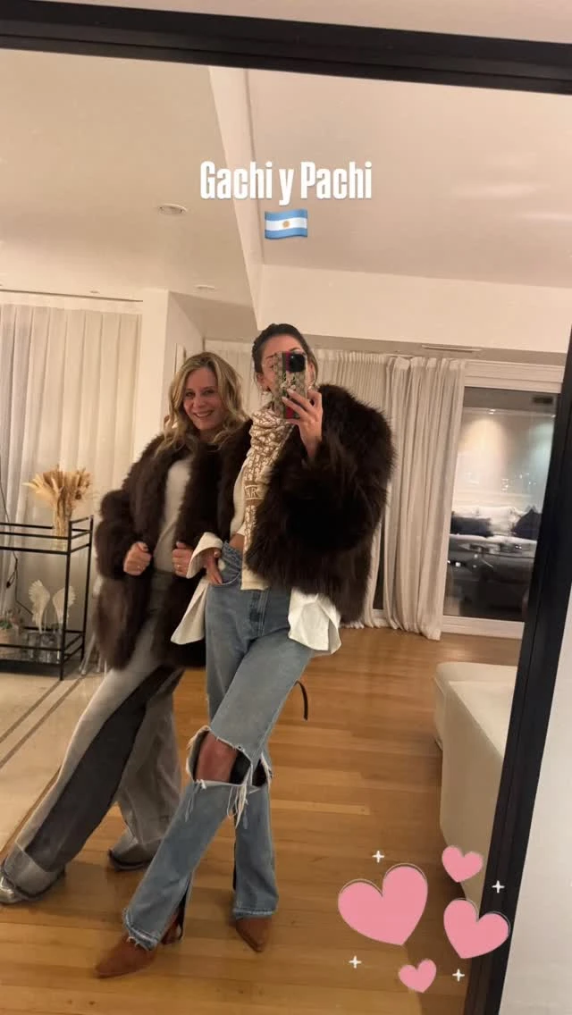 Las dos apostaron por abrigos de pelo con silueta oversized, aunque de diferentes largos. Mientras Emily eligió una versión cropped, Rocío se inclinó por un diseño más largo, ambos con gran volumen y una textura que elevó instantáneamente sus outfits.