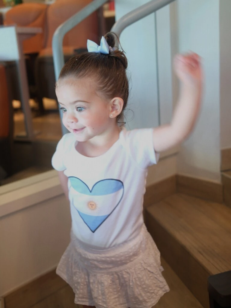 La gran protagonista de la jornada fue, sin dudas, Olivia Agüero, quien acompañó a su mamá con un estilismo especialmente pensado para la ocasión.