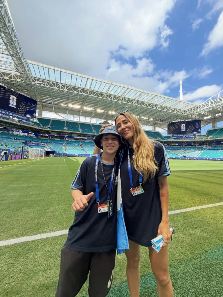 Horas más tarde, la cantante publicó un carrusel de imágenes con las primeras postales familiares, en las que también se los ve recorriendo el estadio y disfrutando juntos del Mundial.
