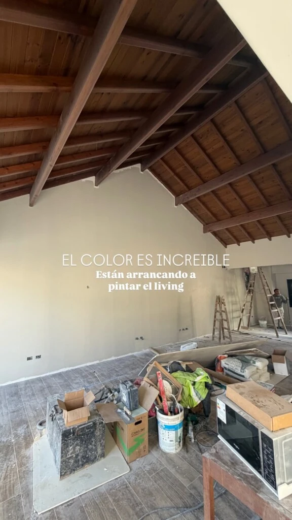 Uno de los elementos que más llama la atención es el imponente techo a dos aguas revestido íntegramente en madera, con grandes vigas a la vista en un tono nogal oscuro. 