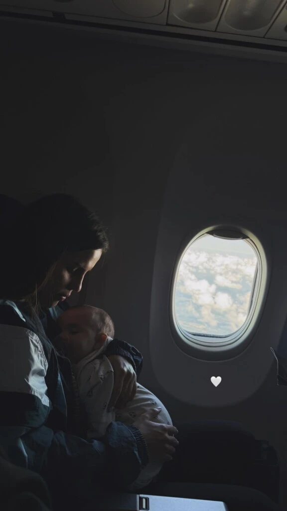 En otra de las historias que compartió, Emilia mostró una fotografía tomada durante un vuelo. En la imagen aparece de perfil mientras sostiene en brazos a Amadeo, el hijo que tuvo con Julián Álvarez hace apenas unos meses.