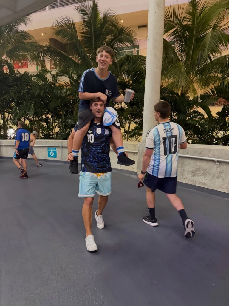 Para cerrar la publicación, también celebró el presente de la Selección Argentina y la experiencia que están viviendo como familia. “Gracias Argentina querida. Gracias, Selección. Es inexplicable lo que nos están haciendo vivir”.