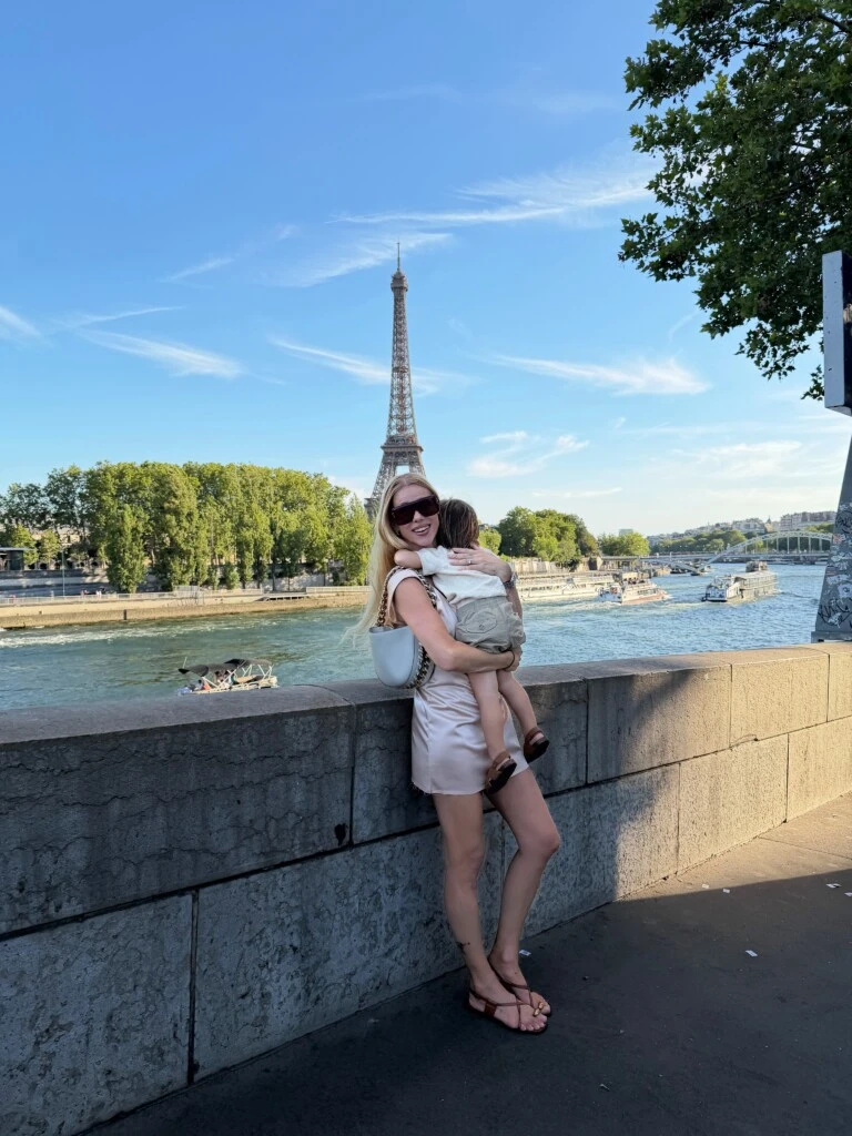 Como complemento, sumó una cartera blanca de cuero con cadena metálica plateada, un clásico atemporal que elevó el outfit sin quitarle protagonismo al vestido.