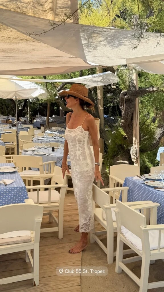 Juliana eligió un vestido midi blanco de inspiración lencera confeccionado en lino, una de sus fibras favoritas durante el verano europeo. 