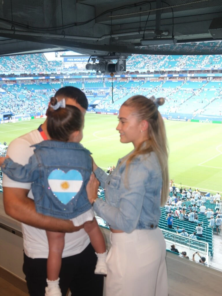 En cuanto a los accesorios, llevó un delicado collar de perlas, un reloj metálico y una manicura en celeste pastel que terminó de reforzar la paleta inspirada en la bandera argentina.