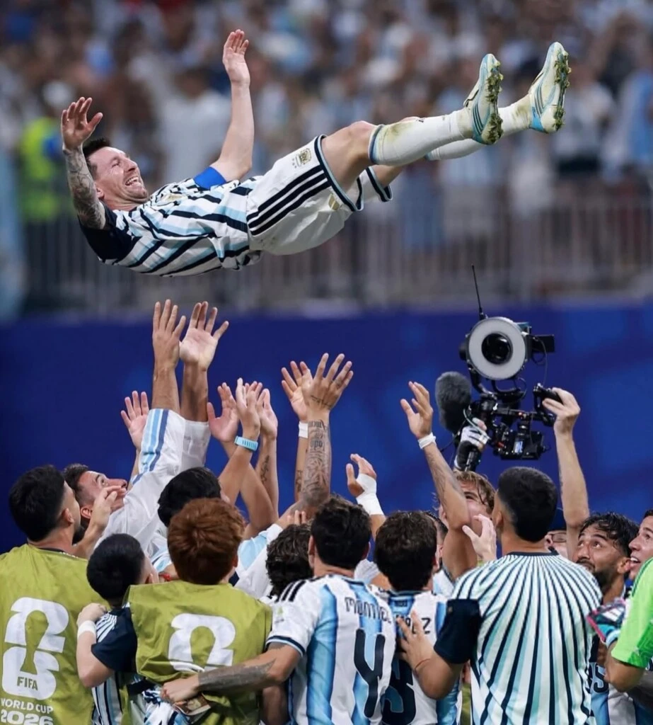 La publicación rápidamente se llenó de miles de “me gusta” y comentarios de fanáticos que celebraron tanto el triunfo de la Selección como el apoyo incondicional de la familia Messi.