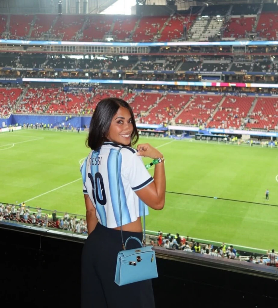 Para la ocasión eligió la clásica camiseta de la Selección Argentina con el número 10, combinada con una calza negra, una mini cartera celeste y un reloj que completó el estilismo.
