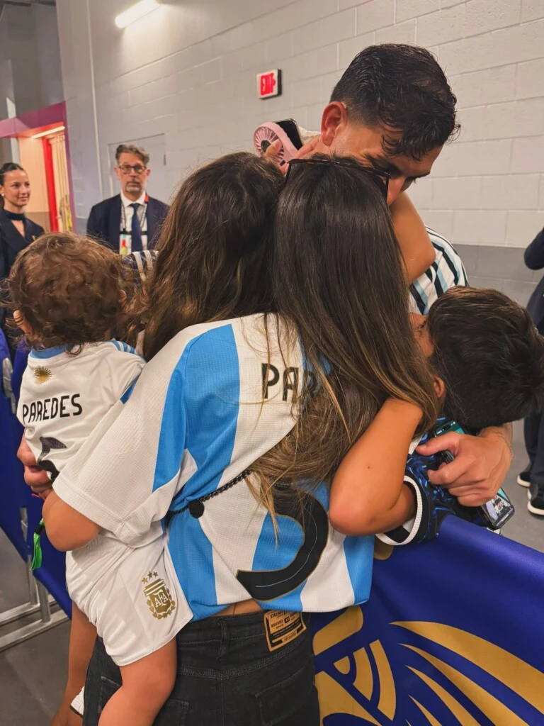 "Quienes tenemos la suerte de conocerte te admiramos todavía más como persona": el emotivo mensaje de Camila Galante a Leandro Paredes